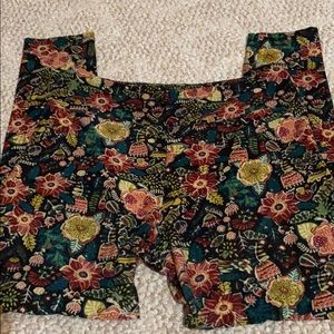OS LulaRoe leggings.. perfect with boots!!